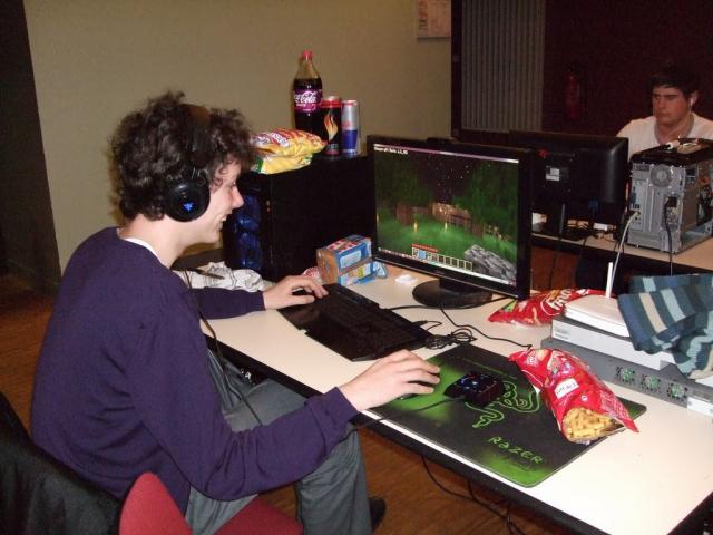 Thomi s'éclate (seul) à Minecraft