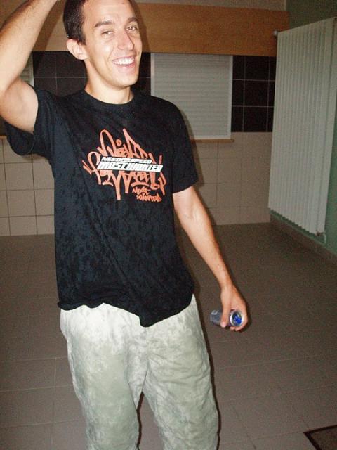 Herto sort de la douche